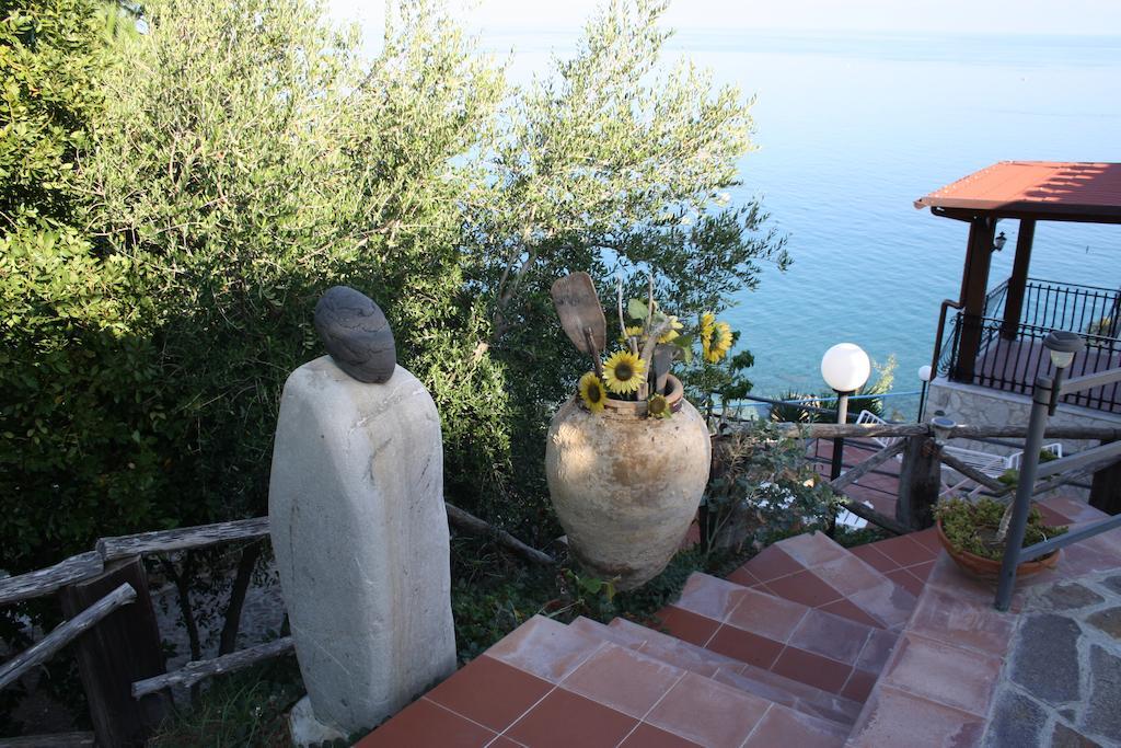 Camere & Case Vacanze Lo Scoglio Castel di Tusa Exterior foto