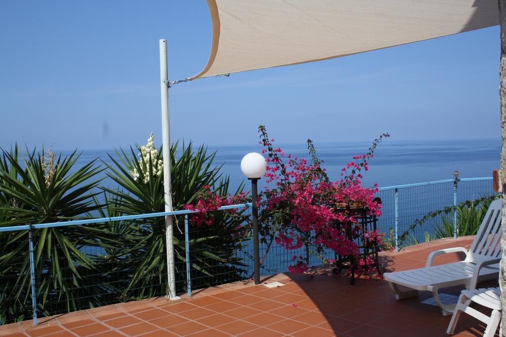 Camere & Case Vacanze Lo Scoglio Castel di Tusa Exterior foto