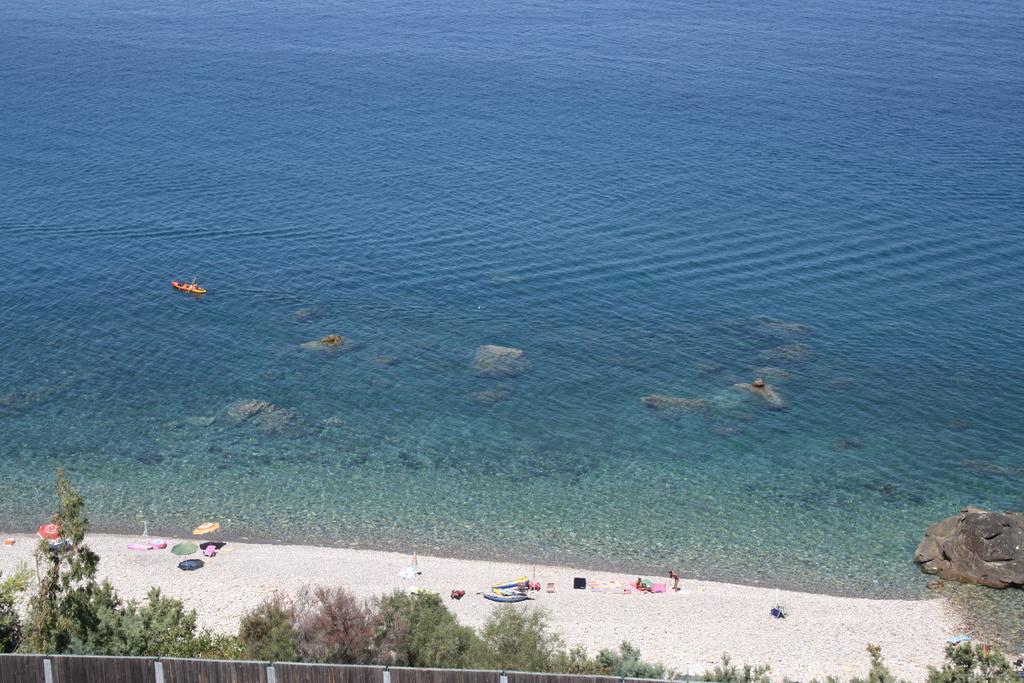 Camere & Case Vacanze Lo Scoglio Castel di Tusa Exterior foto