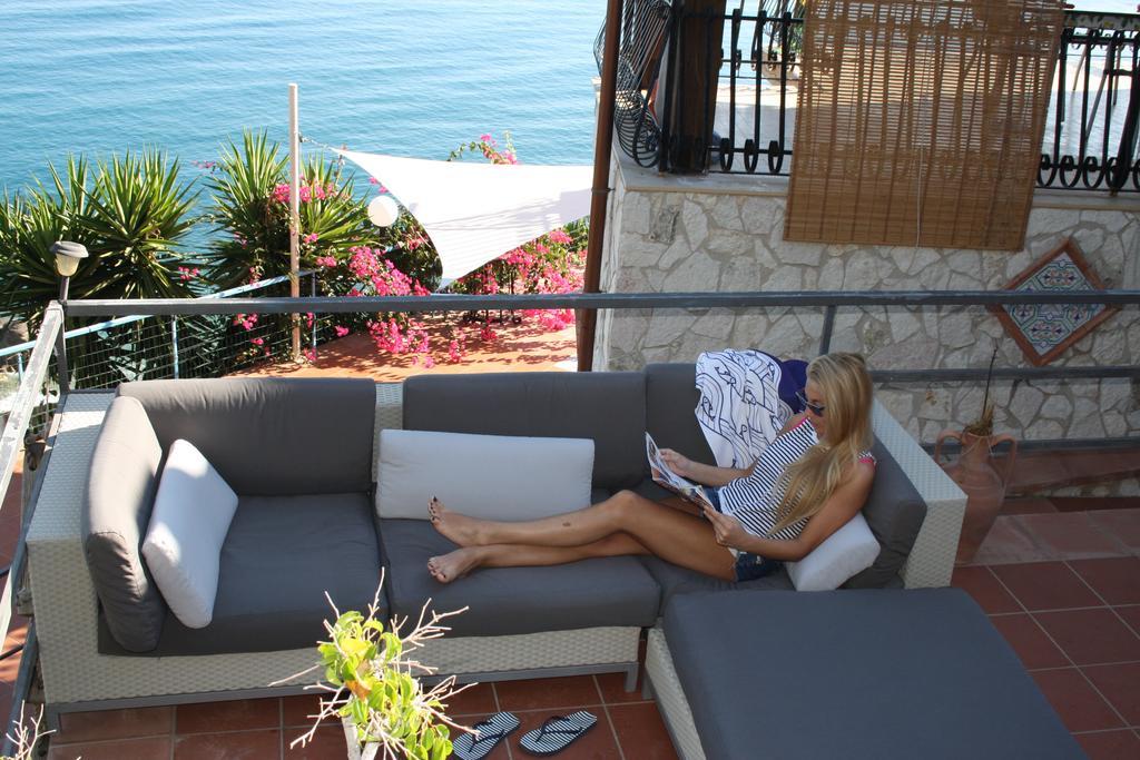 Camere & Case Vacanze Lo Scoglio Castel di Tusa Exterior foto